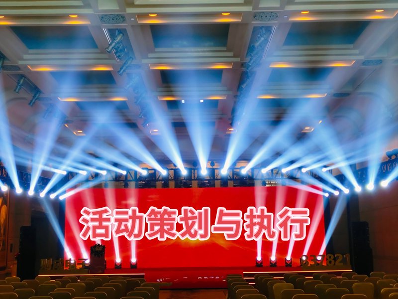 在数字化浪潮席卷全球的今天，文化传媒公司的转型之路愈发引人注目。从传统媒体到新媒体，这个行业正经历着前所未有的变革。